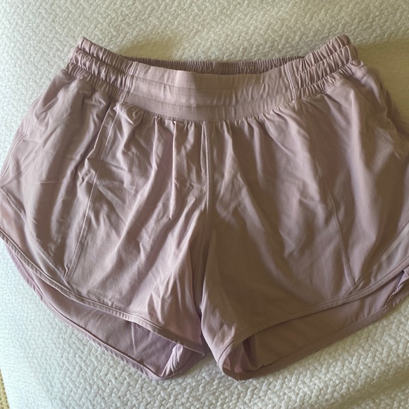 Lululemon Hotty hot short size 6 tall - Picture 1 of 4